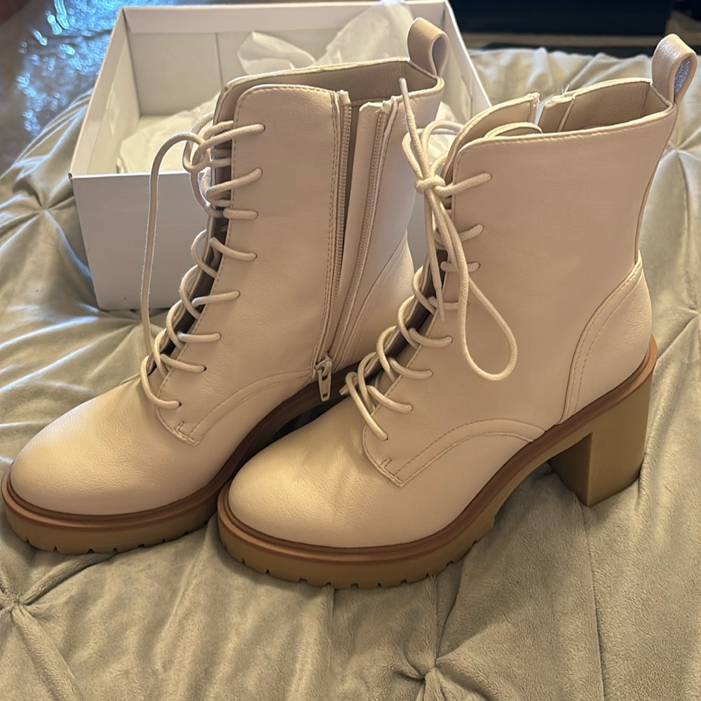 Ivory Dolce Vita Lugged Heel Combat Boots Size 7.5